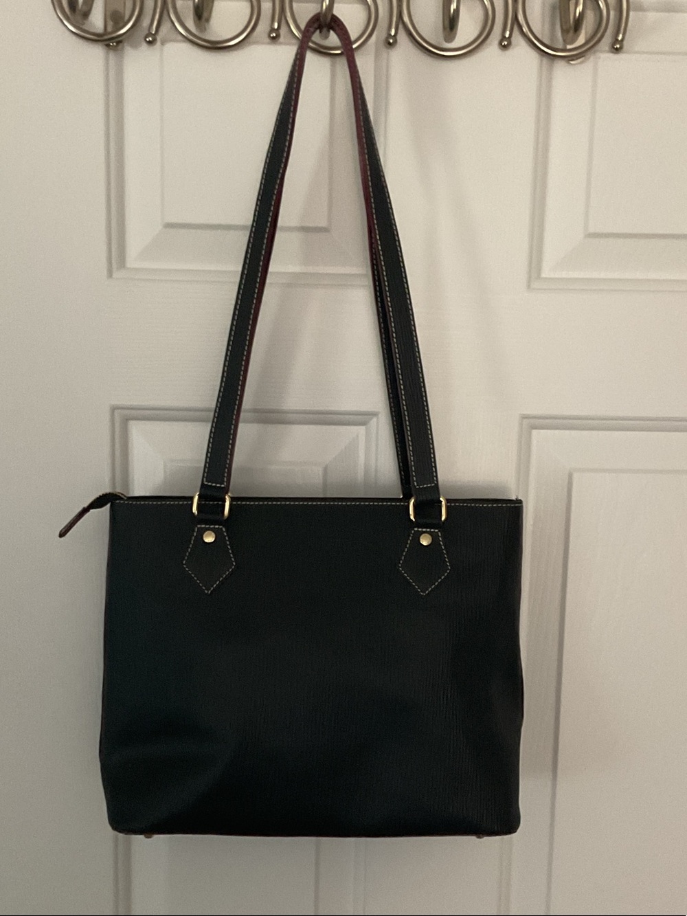 Classic Black Leather Tote Bag with Contrast Stitching